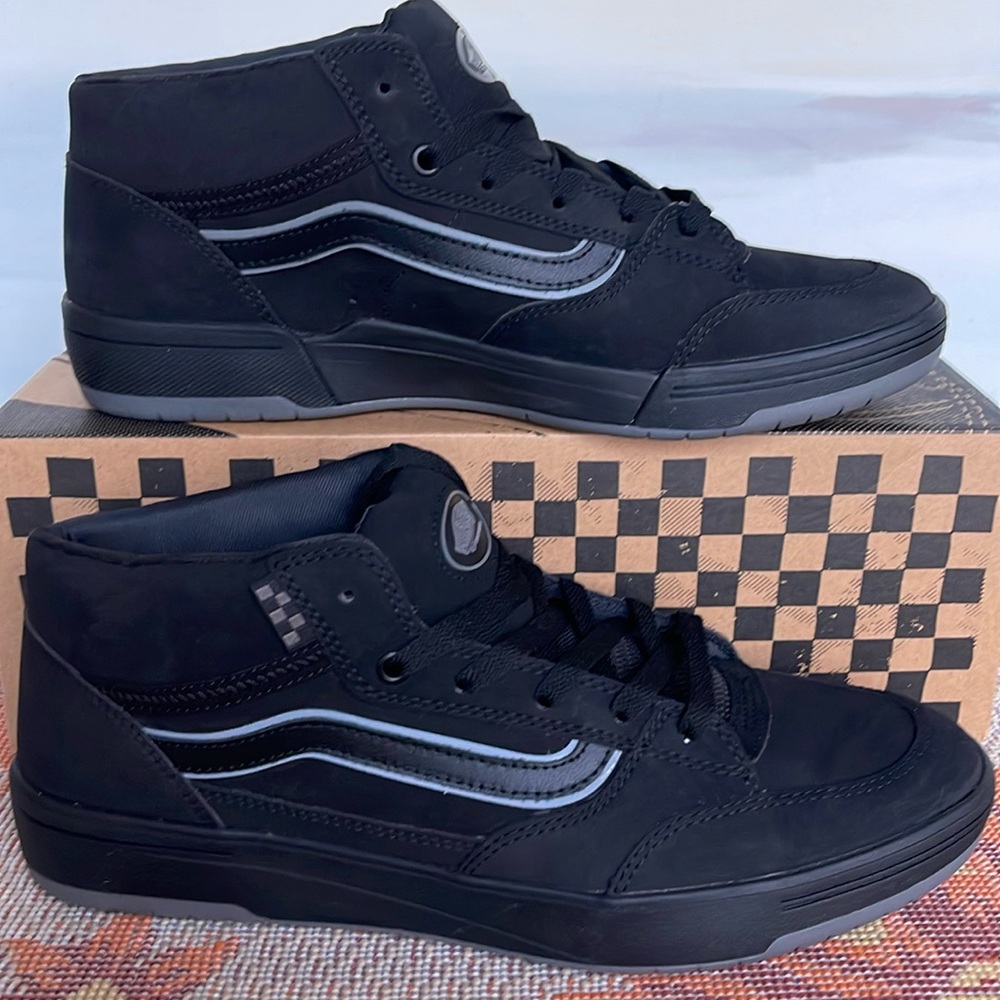 Vans Men’s Zahba Mid
Black/Pewter
VN000CBSHR0
Sneakers